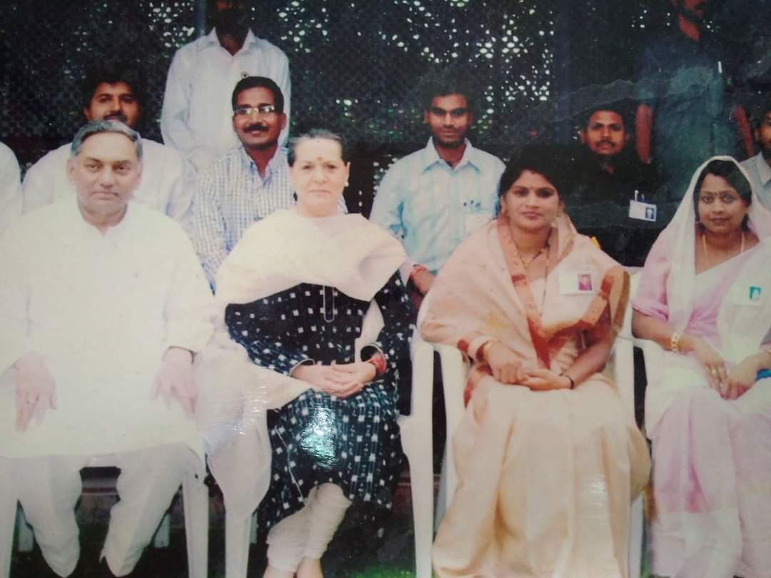  Facebook में शेयर की Sonia Gandhi के साथ अपनी तस्वीर… और फिर भी टिकट के नाम पर 30 लाख की ठगी का शिकार हुई छत्तीसगढ़ की ये कांग्रेस नेत्री…