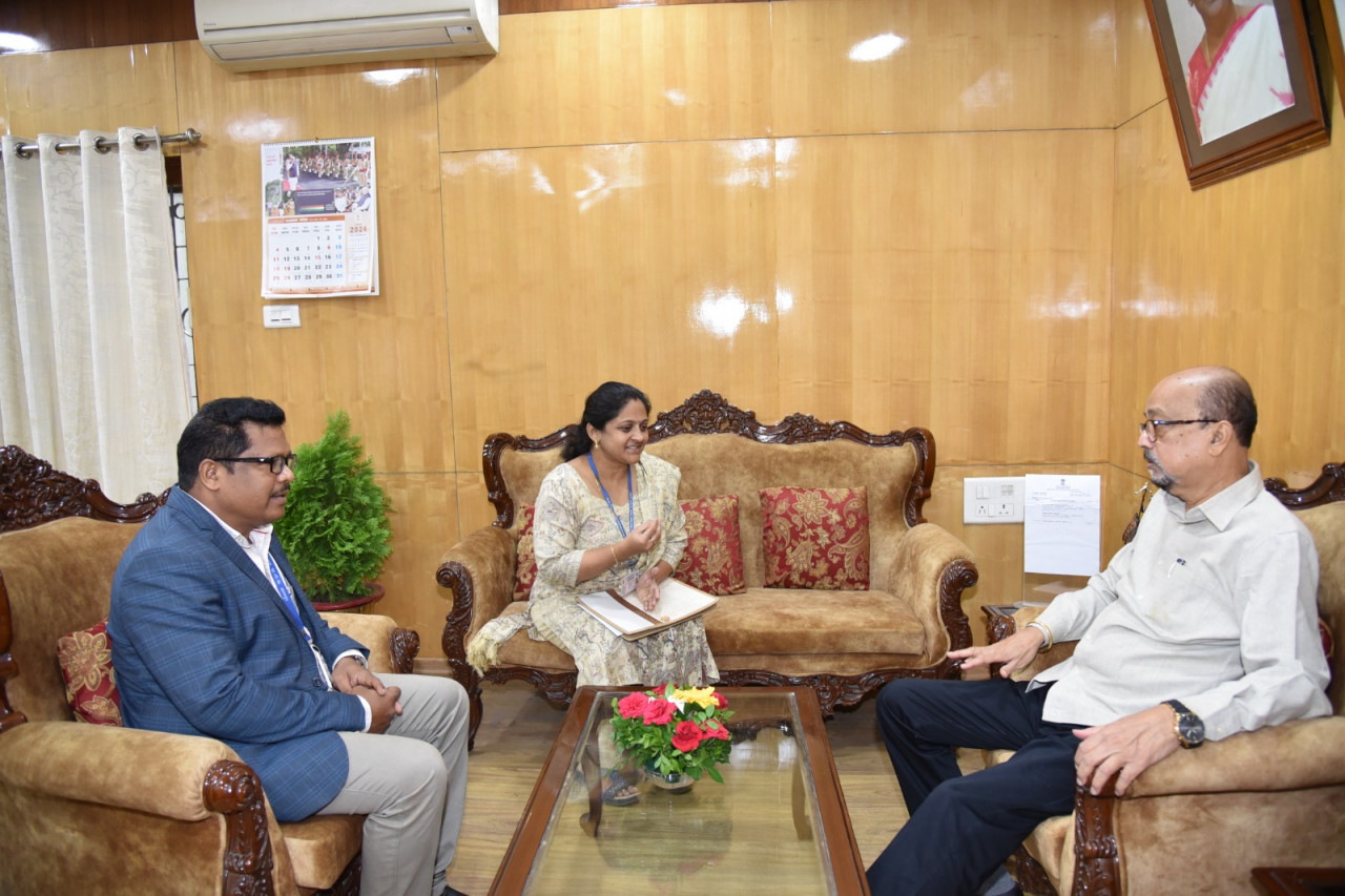 रायपुर : राज्यपाल श्री रमेन डेका से मौसम विज्ञान केंद्र प्रभारी डॉ. वाणी ने भेंट की  
