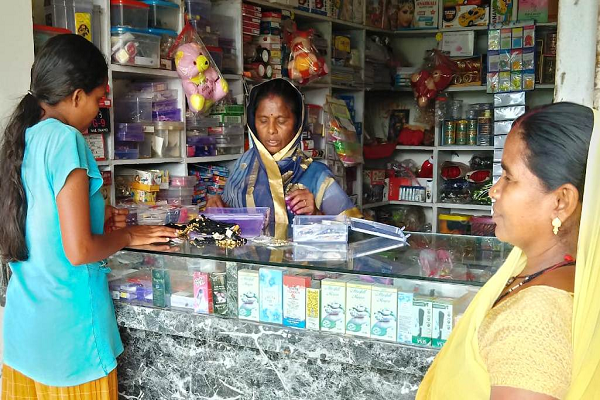 स्व सहायता समूह की महिलाएं कर रहीं फैंसी स्टोर्स का संचालन