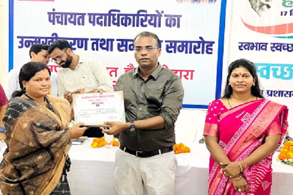 सीईओ ने उत्कृट कार्य करने वाले सरपंच, सचिवों को किया सम्मानित