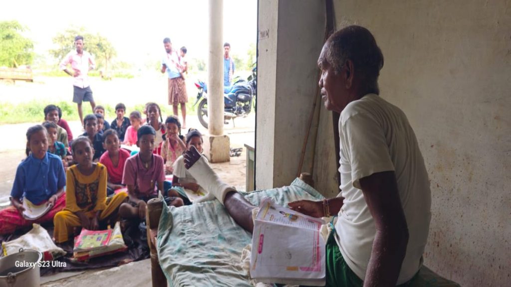 गांधी जयंती विशेष: 60 वर्षीय बुजुर्ग का शिक्षा के प्रति समर्पण, आंगन में हर रोज बच्चों के लिए लगाते हैं फ्री क्लास