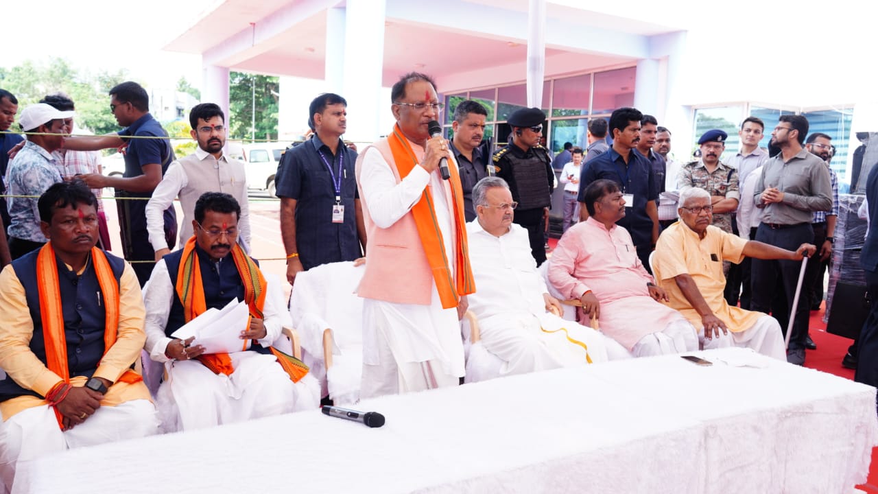 सर्किट हाऊस में नागरिकों से मिले मुख्यमंत्री, नवरात्र की बधाई दी