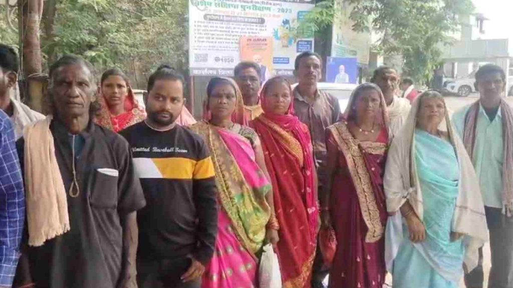 छत्तीसगढ़ में महिला समूह से धोखाधड़ी : 8 बैंकों से 46 लाख का लिया लोन, फिर पैसे लेकर पति-पत्नी फरार, महिलाओं ने कलेक्टर-एसपी से की शिकायत