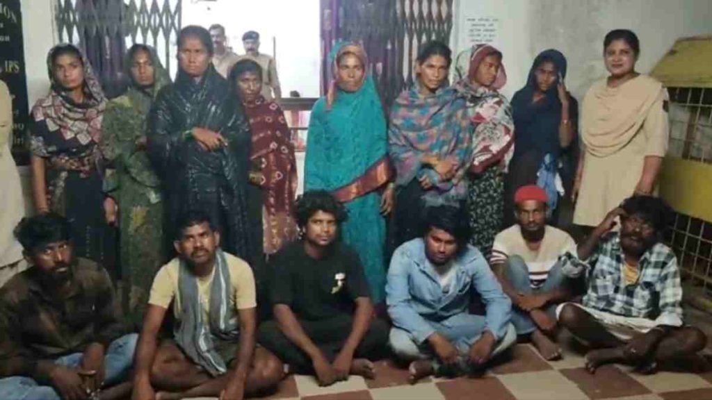 CG CRIME : ग्रामीण क्षेत्रों में ठगी करने वाले अंतरराज्यीय गिरोह के 14 सदस्य गिरफ्तार, बड़ी मात्रा में जेवर बरामद, जानिए कैसे महिलाओं को बनाते थे शिकार…