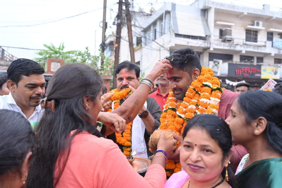 कांग्रेस प्रत्याशी का  दो वार्डो में सघन जनसंपर्क