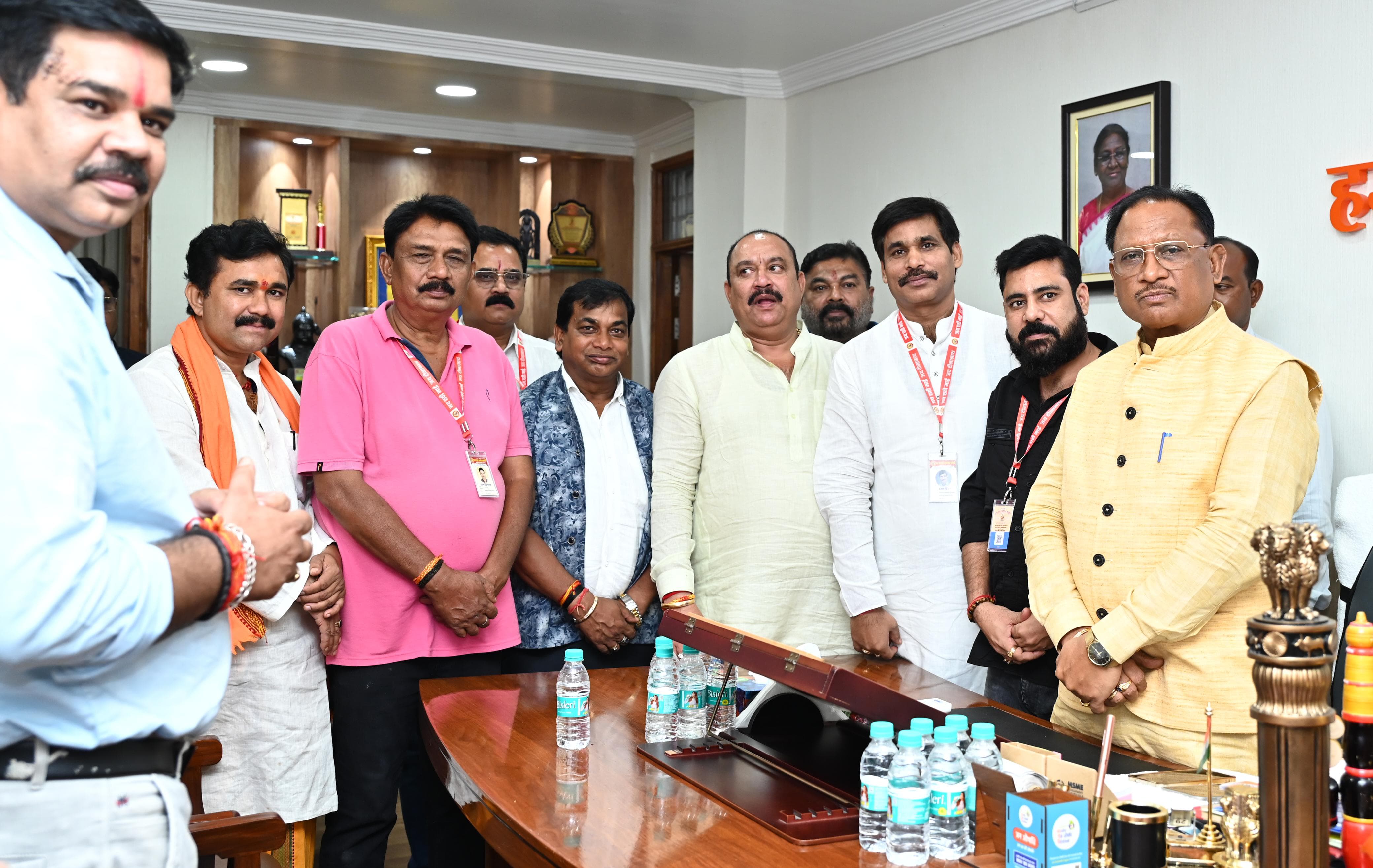 छठ महापर्व आयोजन समिति महादेव घाट रायपुर का प्रतिनिधि मंडल ने मुख्यमंत्री श्री साय को महादेव घाट पर नवंबर 7 को छठ पूजा में शामिल होने के लिए आमंत्रण दिया ।