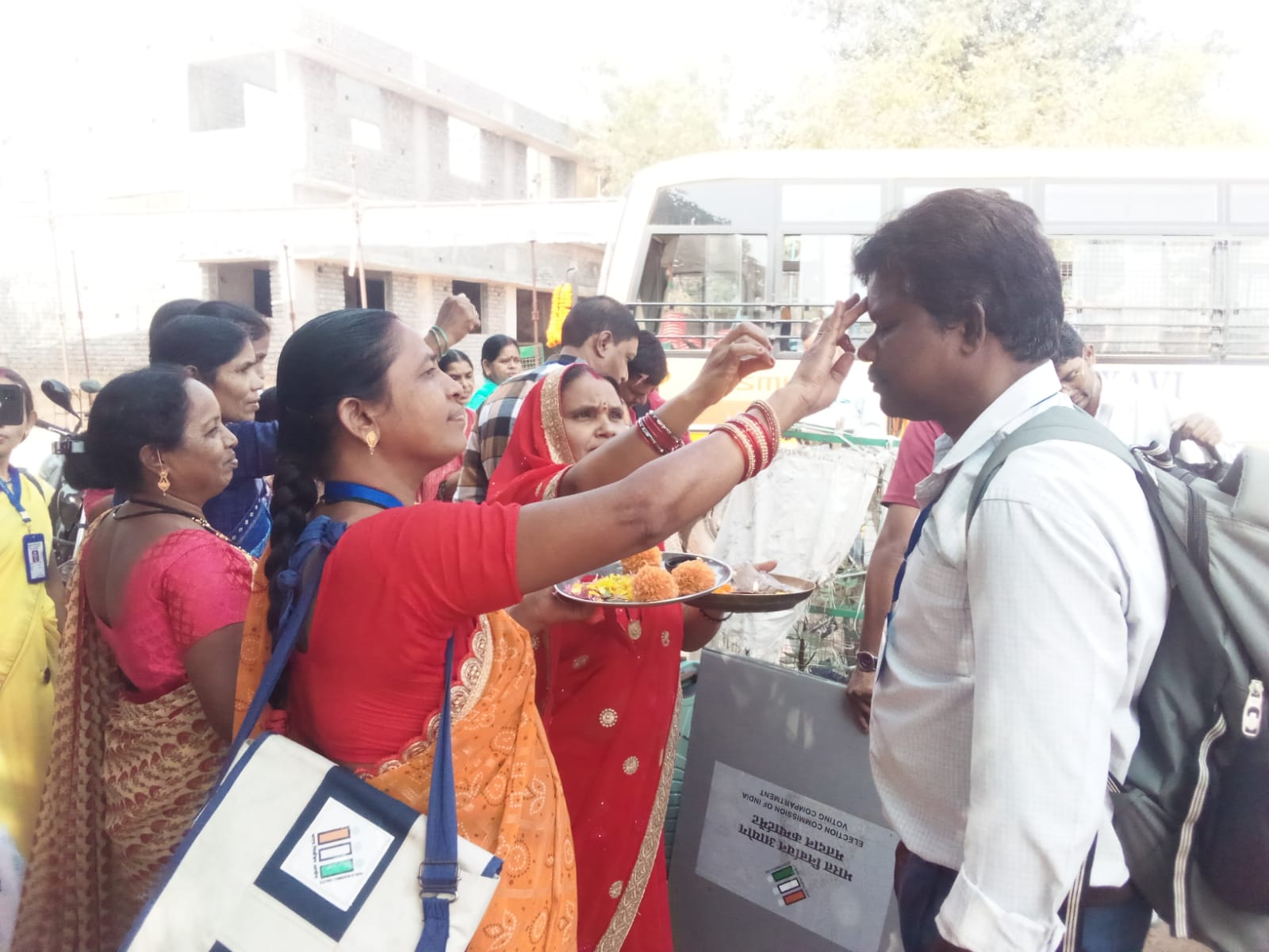 मतदान दल पहुंचा मतदान केंद्र, फूलों से हुआ स्वागत 