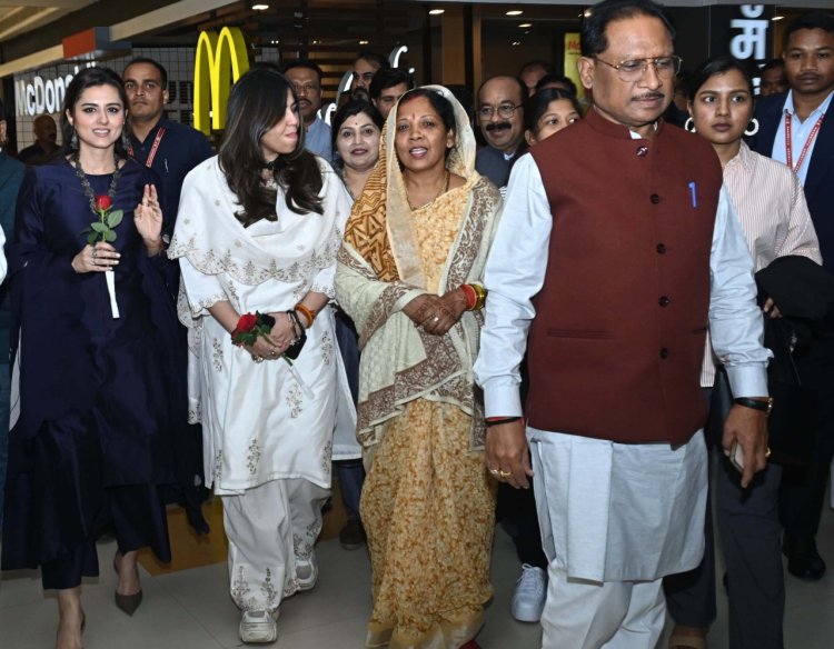 मुख्यमंत्री ने सपरिवार देखी &lsquo;द साबरमती रिपोर्ट&rsquo; फिल्म...22 साल पहले गुजरात के गोधरा में हुए ट्रेन हादसे की सच्चाई.