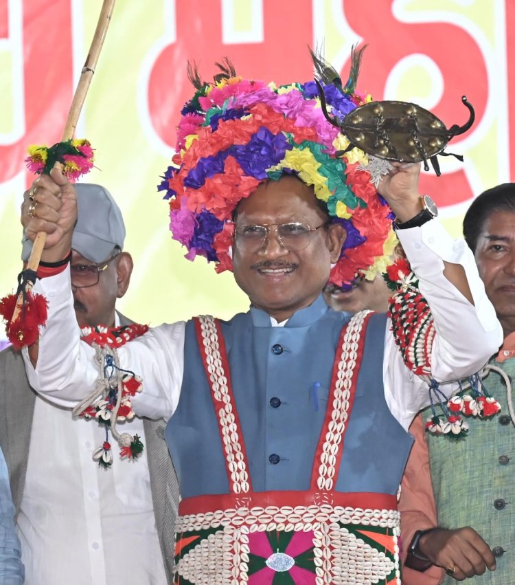 गड़वा बाजा की धुन पर दिखा अस्त्र शस्त्र और श्रृंगार का अद्भुत संगम : नाचा की पारंपरिक वेशभूषा में दिखे मुख्यमंत्री विष्णुदेव साय,सीएम ने कहा नाचा राउत के शौर्य,गौरव और समृद्धि सांस्कृतिक परंपरा का प्रतीक