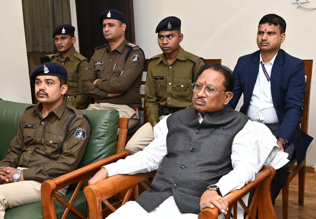 मुख्यमंत्री ने पुलिस जवानों के साथ सुनी मन की बात
