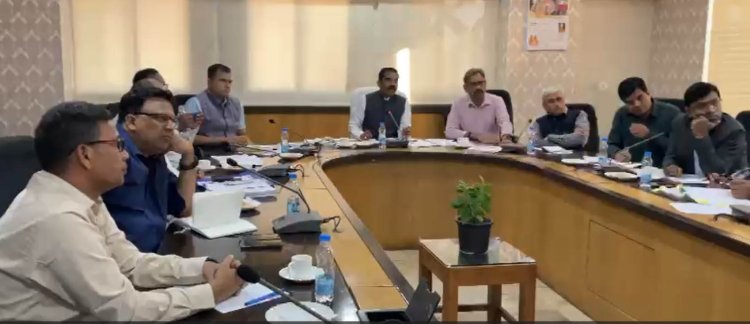 राज्य में अप्रैल 2019 से पूर्व पंजीकृत वाहनों पर एचएसआरपी चिन्ह लगाना अनिवार्य : सर्वोच्च न्यायालय के निर्देश का पालन सुनिश्चित करने परिवहन आयुक्त ने ली वेंडरों की बैठक,छत्तीसगढ़ में मेसर्स रीयल मेजॉन और रोजमेर्टा सेफ्टी एचएसआरपी चिन्ह लगाने अधिकृत