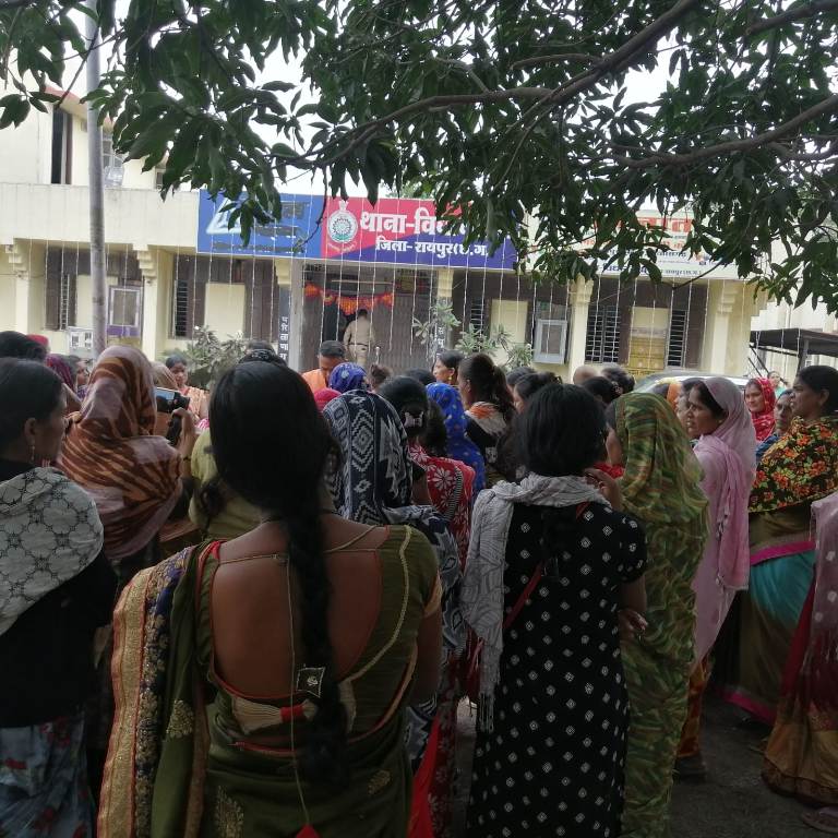 असामाजिक तत्वों से बारोंडा गांव की महिलाएं परेशान