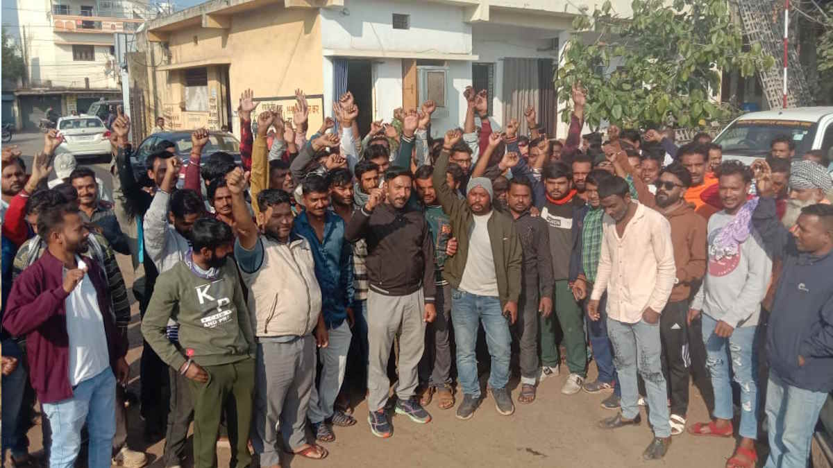 नगर निगम के कचरा गाड़ियों के ड्राइवर हड़ताल पर, इधर शहर की सफाई और पेयजल आपूर्ति व्यवस्था हुई ठप&hellip;