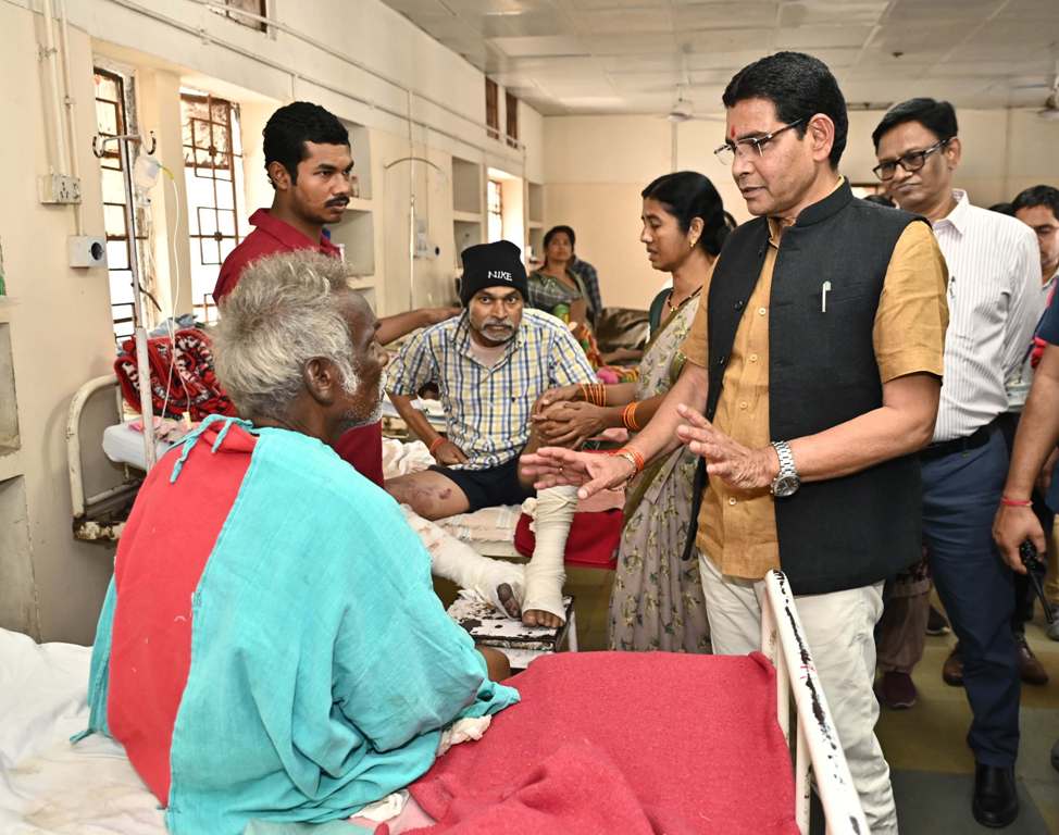 मंत्री वर्मा ने अस्पताल पहुँचकर मरीजों का पूछा हाल