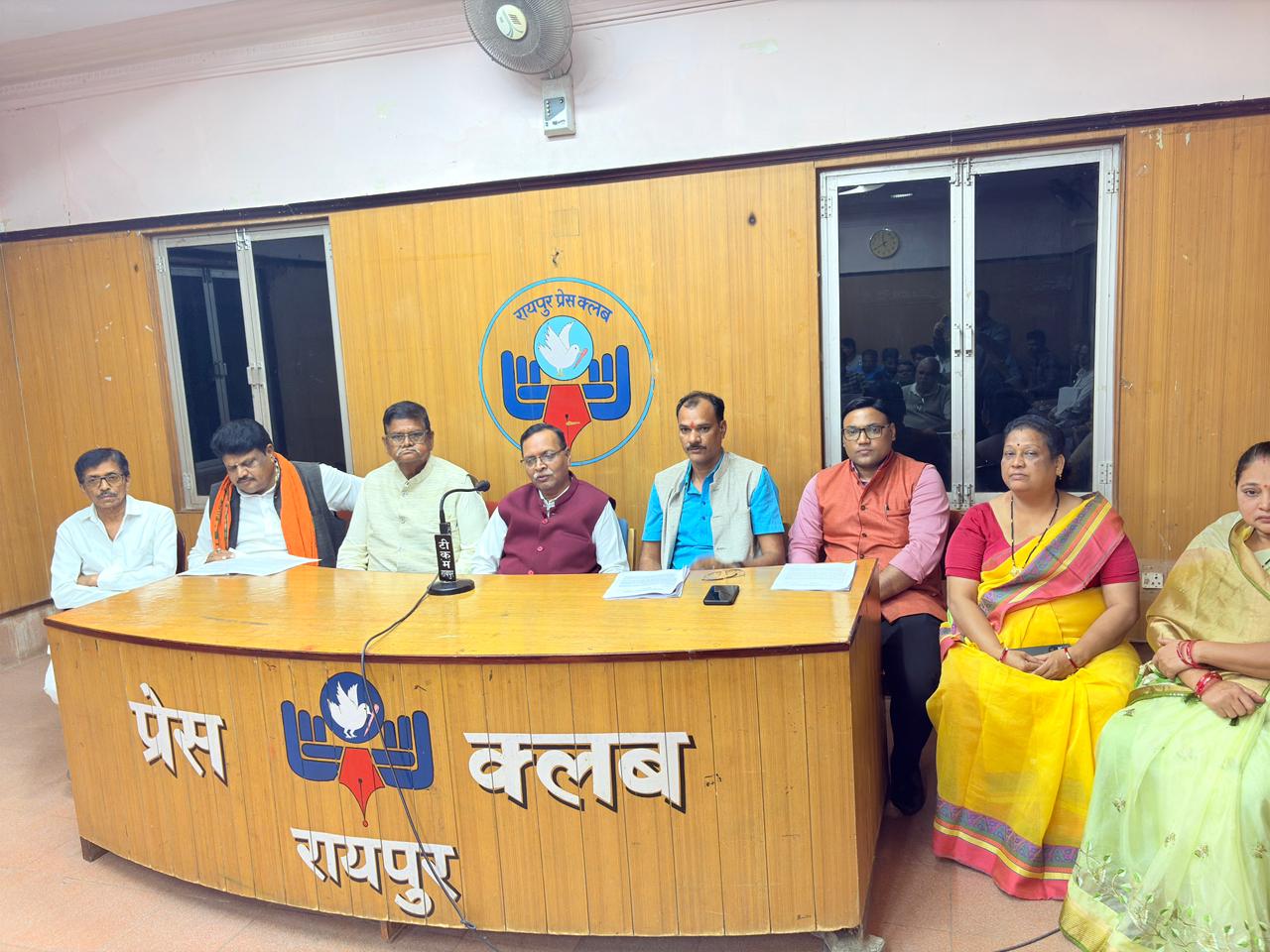 प्रदेश देवांगन समाज डॉक्टर ओमप्रकाश के साथ