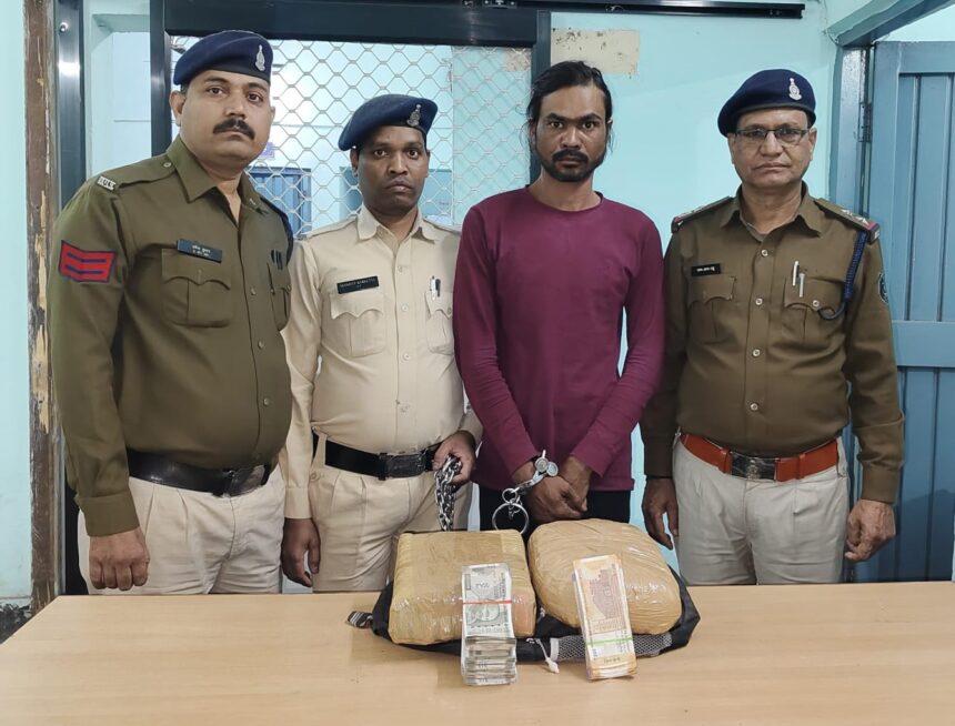 4 किलो गांजा के साथ युवक गिरफ्तार, 48 हजार कैश जब्त