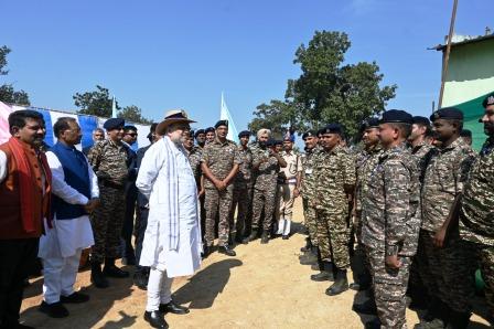 नक्सल मोर्चे पर तैनात जवानों के बीच पहुंचे केन्द्रीय गृह मंत्री अमित शाह