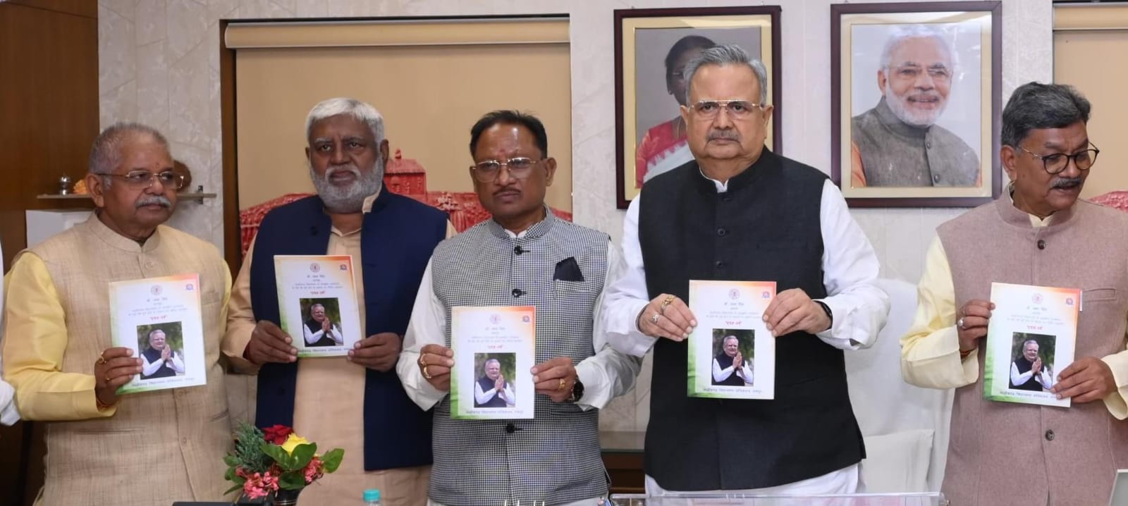 डॉ. रमन सिंह ने विधानसभा सचिवालय की 3 पुस्तकों का विमोचन किया