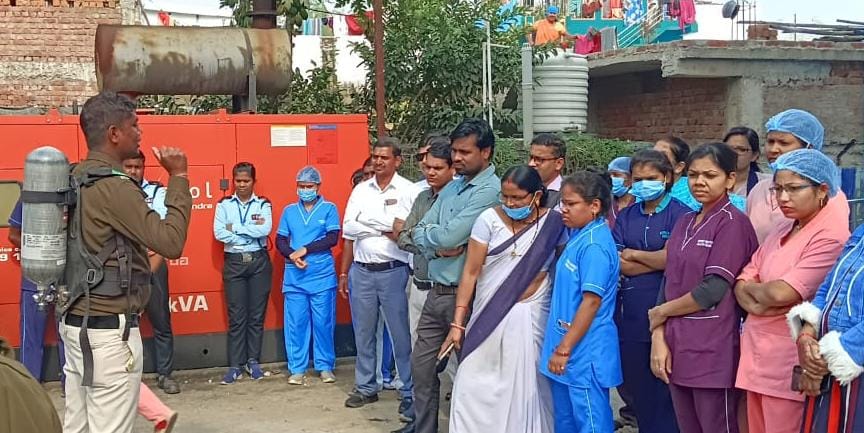 आग से लड़ना सीख रहे हैं स्वास्थ्य विभाग के अधिकारी-कर्मचारी