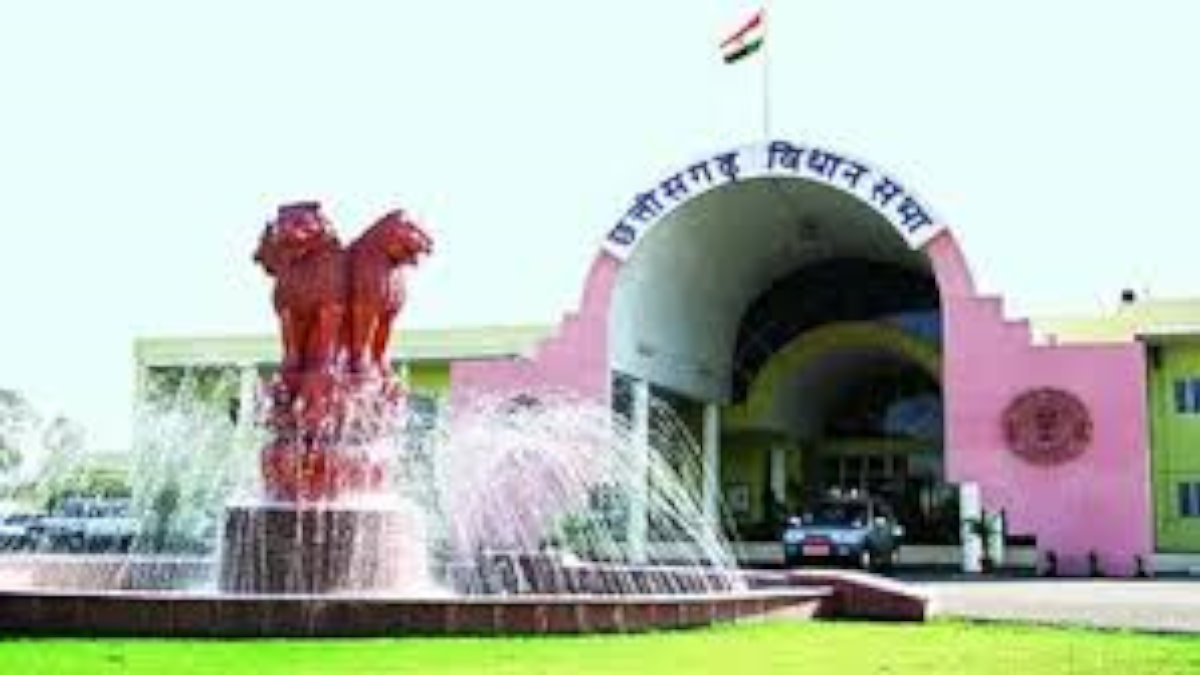 छत्तीसगढ़ विधानसभा शीतकालीन सत्र : शून्यकाल में उठा कानून-व्यवस्था का मुद्दा, विपक्ष ने की चर्चा की मांग, अग्राह्य होते ही कांग्रेस विधायक पहुंचे गर्भ गृह, नारेबाजी करने पर आसंदी ने सदस्यों को किया निलंबित&hellip;