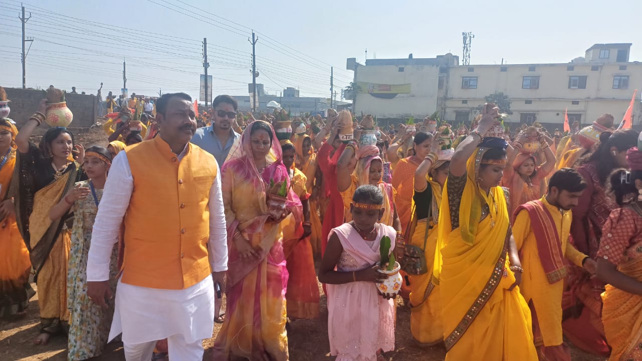 भव्य कलश यात्रा के साथ श्री शिव महापुराण कथा का शुभारंभ