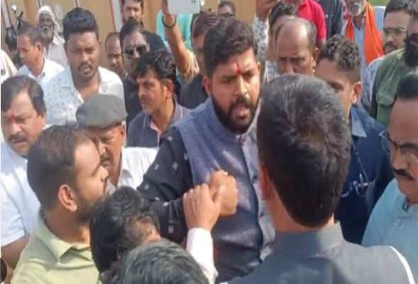 माना मंडल अध्यक्ष चुनाव को लेकर हुआ हंगामा और तोड़फोड़, विधायक मोतीलाल का विरोध