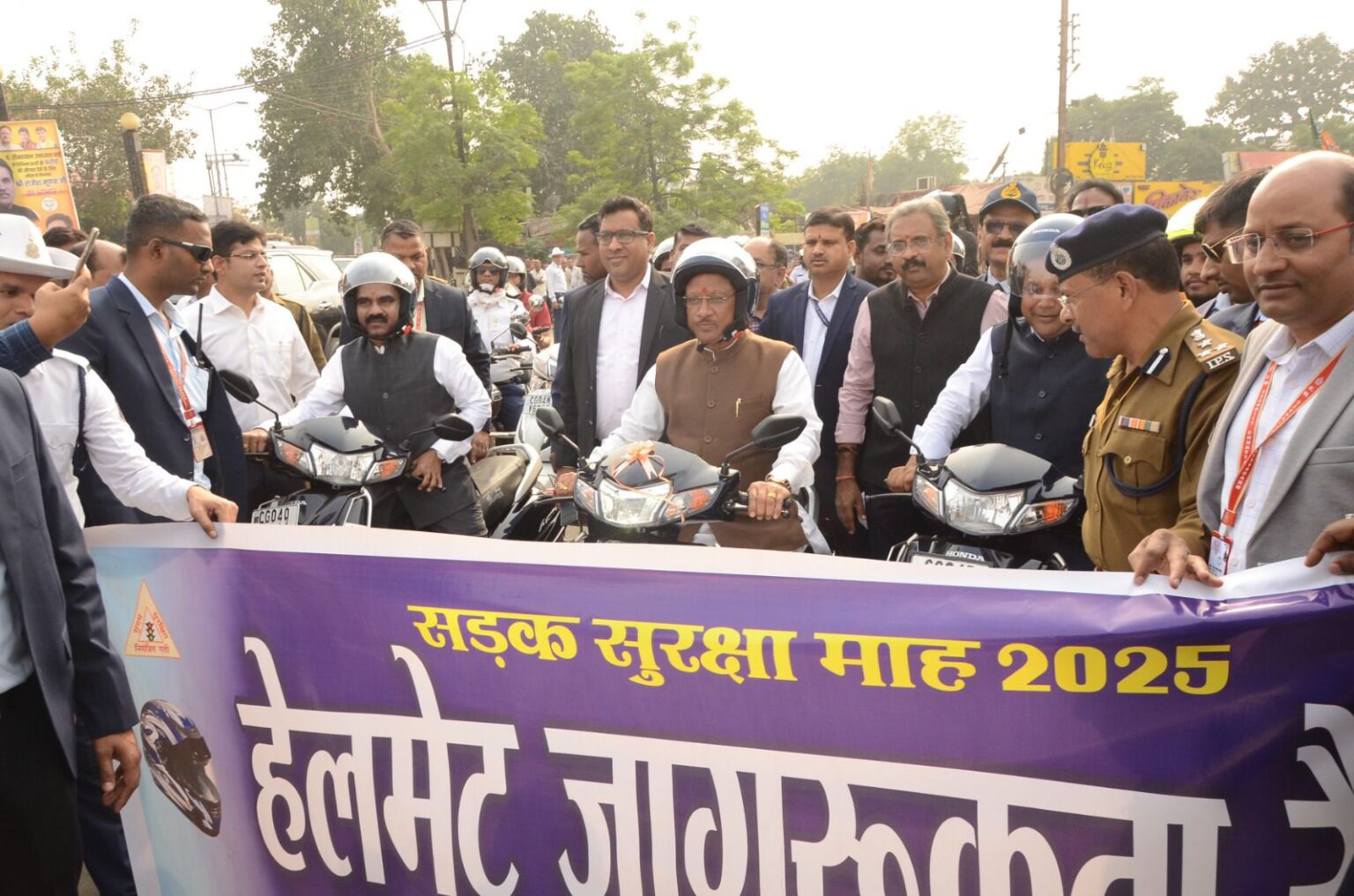 मुख्यमंत्री श्री साय ने हेलमेट लगाकर चलायी बाईक, सड़क सुरक्षा का दिया संदेश।