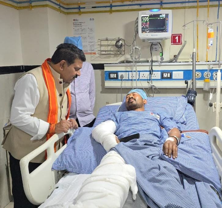 उपमुख्यमंत्री विजय शर्मा ने घायल जवानों से की मुलाकात, उनके शीघ्र स्वस्थ होने की कामना की.