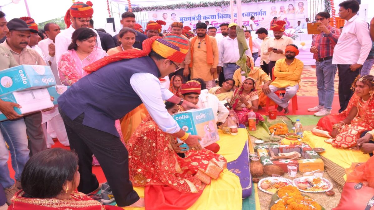 मुख्यमंत्री कन्या सामूहिक विवाह का भव्य आयोजन : 192 जोड़ों ने लिए सात फेरे, डिप्टी सीएम अरुण साव ने दी शुभकामनाएं