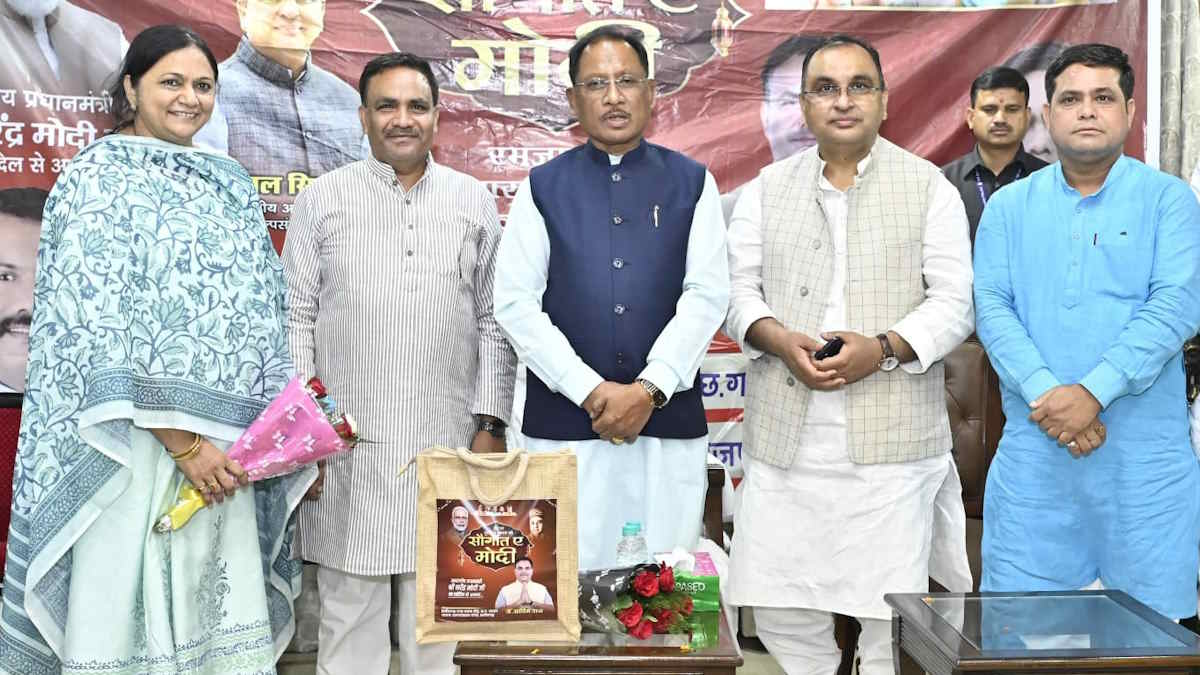 मुख्यमंत्री साय ने मुस्लिम महिलाओं को बांटी खुशियां, 500 जरूरतमंदों को मिला ईद का उपहार