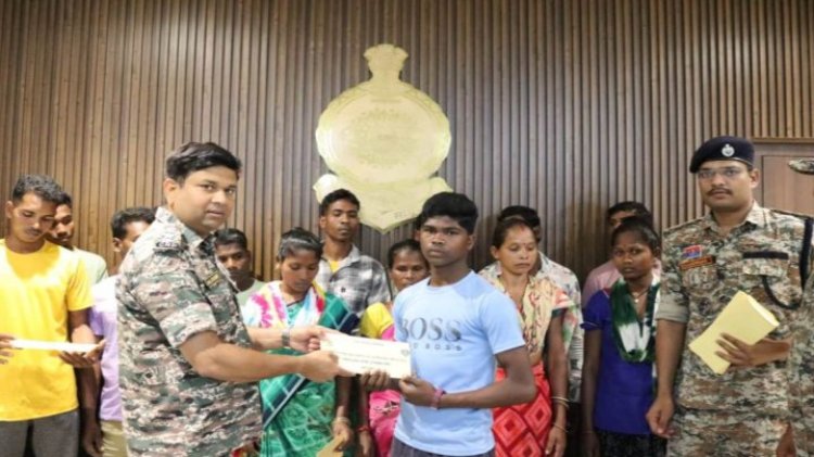 नई नक्सलवादी आत्मसमर्पण नीति...हथियार के साथ सरेंडर करने वाले नक्सलियों को सरकार देगी लाखों रूपए...