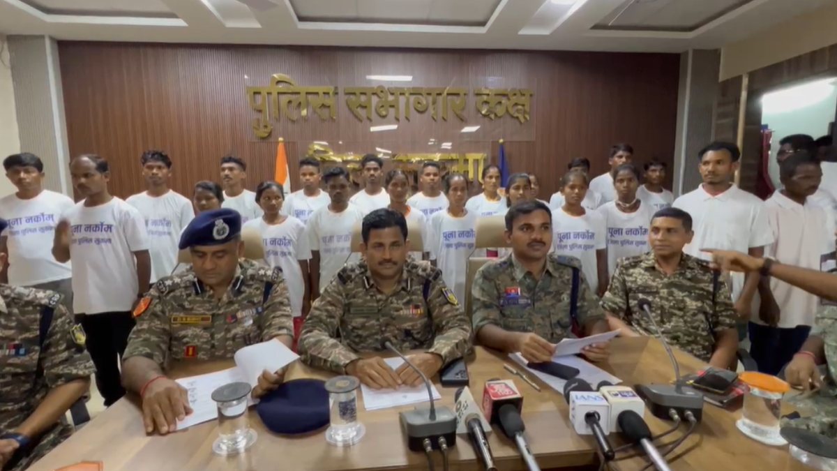 40 लाख के इनामी 22 नक्सलियों ने किया आत्मसमर्पण, एक दंपति भी शामिल