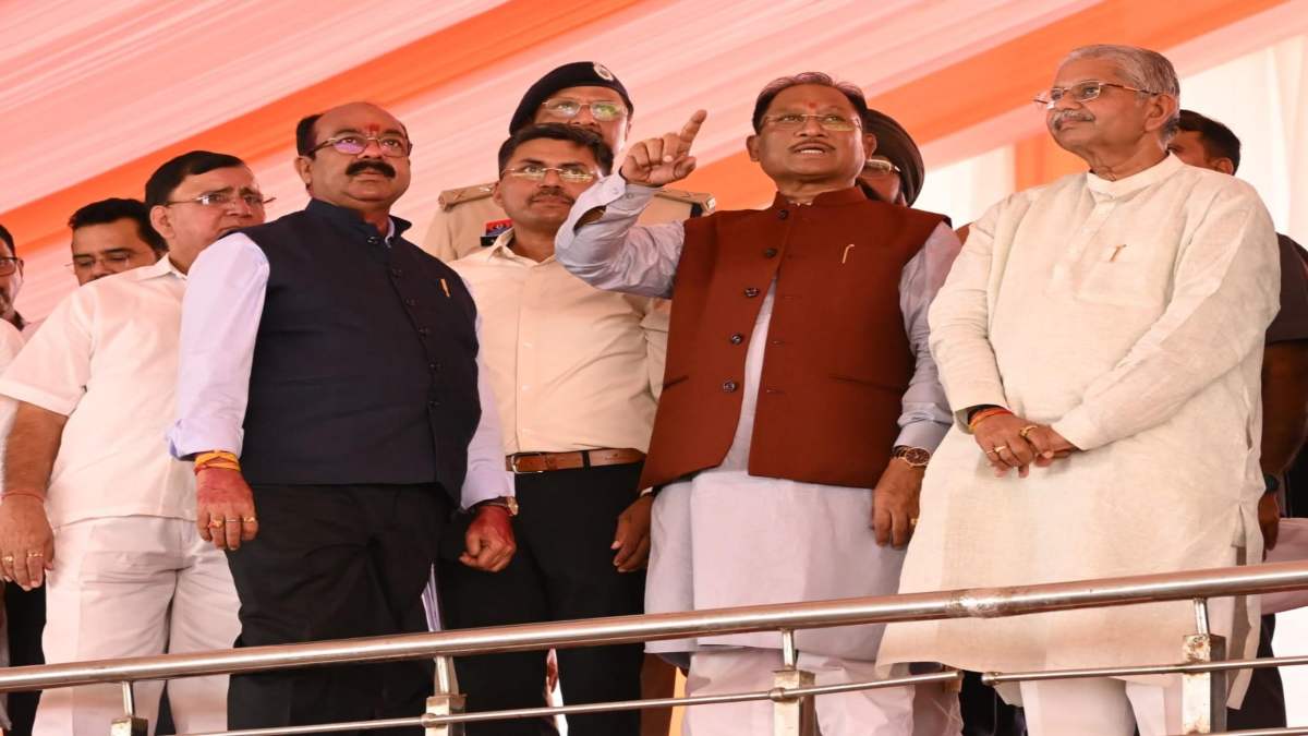 77वां गणतंत्र दिवस : राज्यपाल रमेन डेका ने रायपुर के पुलिस परेड ग्राउंड में फहराया झंडा, परेड की ली सलामी