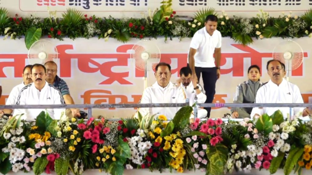 अंतर्राष्ट्रीय योग दिवस : CM साय ने अंबिकापुर में किया सामूहिक योगाभ्यास, बोले- योग को दिनचर्या का बनाएं हिस्सा
