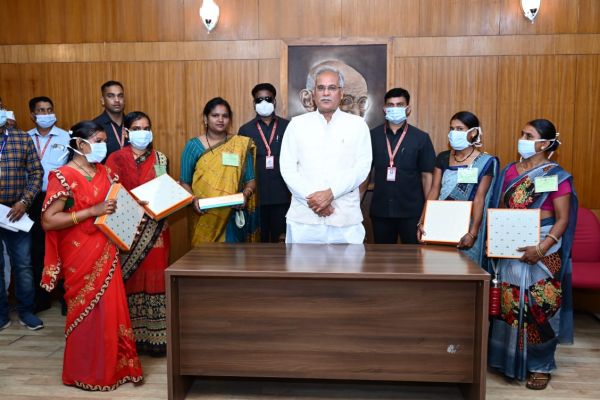 रायपुर : मुख्यमंत्री श्री भूपेश बघेल ने गोबर से बजट ब्रीफकेस बनाने वाली दीदियों को किया सम्मानित
