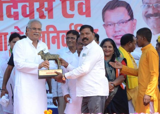 मुख्यमंत्री श्री बघेल विश्व आदिवासी दिवस एवं मां मांवली महासभा के पदाधिकारियों के शपथ ग्रहण समारोह में हुए शामिल