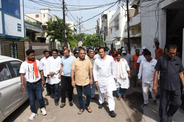 विधायक विकास उपाध्याय ने जनता क्वार्टर लाईन चौबे कॉलोनी में स्वीकृत डामरीकरण एवं सी.सी. रोड निर्माण कार्य का किया भूमि पूजन