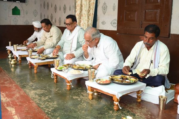 मुख्यमंत्री ने ग्राम भटगांव निवासी किसान श्री लखन लाल साहू के घर स्वादिष्ट छत्तीसगढ़ी भोजन का लिया स्वाद