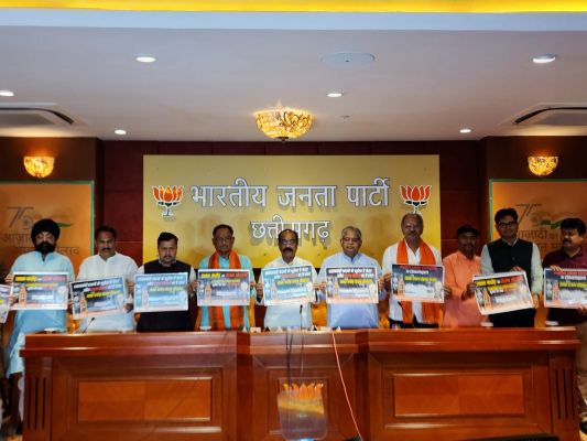 शराब घोटाले पर भाजपा ने किया पोस्टर लांच 800 शराब दुकानों पर चस्पा किए जायेंगे पोस्टर