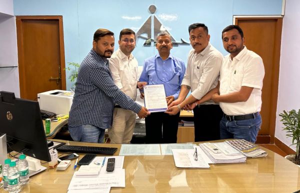 रायपुर एयरपोर्ट को अंतराष्ट्रीय हवाई अड्डा बनाने श्री प्रवीण कुमार जैन निर्देशक, भारतीय विमानपत्तन प्राधिकरण, स्वामी विवेकानंद एयरपोर्ट रायपुर&nbsp; से मुलाकात कर चेंबर प्रतिनिधिमंडल ने सौंपा ज्ञापन 