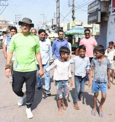 भरी धूप में बच्चों को नंगे पैर देख हुए भावुक, तत्काल चप्पल मंगाकर बच्चों को चप्पल पहनाए