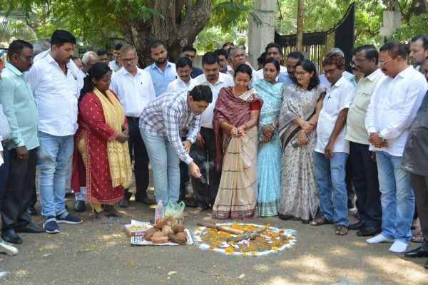 महापौर श्री एजाज ढेबर ने अतिरिक्त निर्माण एवं सौंदर्यीकरण विकास कार्य करवाने सामाजिक कार्यकर्त्ताओं से भूमिपूजन करवाया