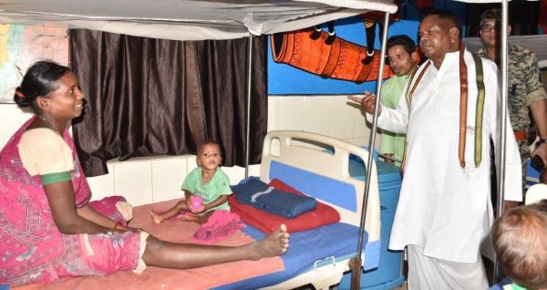*कल्याणकारी योजनाओं के हितग्राहियों को किया चेक और सामग्री वितरण*