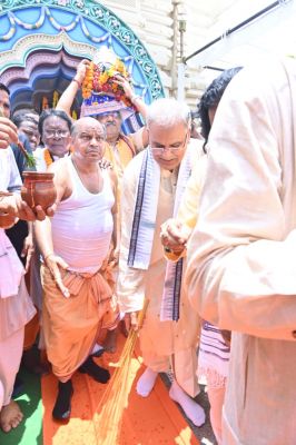 *मुख्यमंत्री श्री भूपेश बघेल ने गायत्री नगर स्थित जगन्नाथ मंदिर में रथयात्रा के शुभारंभ के अवसर पर की पूजा-अर्चना* 