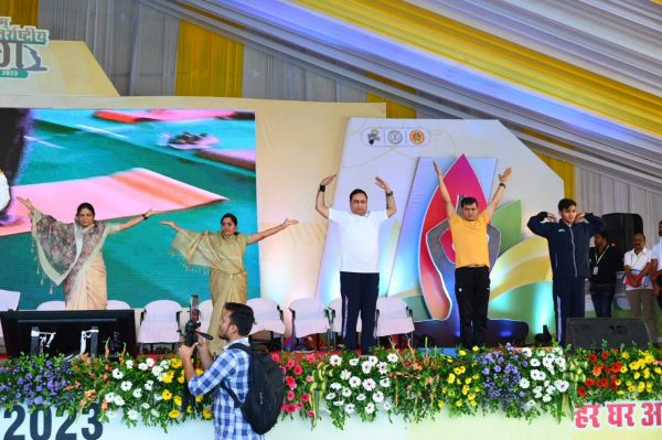 नवम अंतर्राष्ट्रीय योग दिवस के अवसर पर जोरा में आयोजित राज्य स्तरीय सामूहिक योग कार्यक्रम