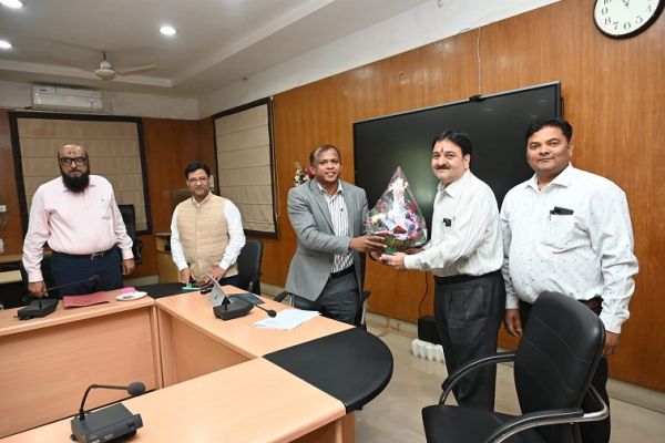 पंडित रविशंकर शुक्ल विश्वविद्यालय में पुरानी पेंशन योजना को पुनः लागू करने के लिए कर्मचारी संघ की मुलाकात