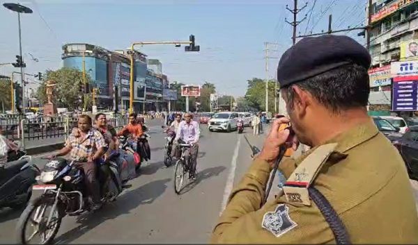 पुलिस की विशेष अभियान कार्यवाही: बिना हेलमेट और सीट बेल्ट के वाहन चालकों के खिलाफ सख्त कार्रवाई