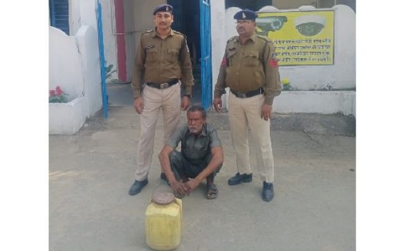 पुलिस अधीक्षक के निर्देशों के अनुसार अवैध शराब रखने वाले आरोपी को गिरफ्तार किया गया