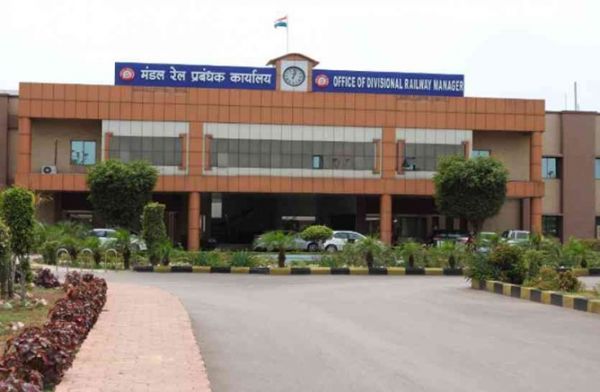 सिलयारी- मांढर रेलवे सेक्शन के समपार फाटक के 407 टोर गेट पर अप-डाउन और मिडिल लाइन में गार्डर लॉन्चिंग अपग्रेडेशन कार्य के कारण, निम्नलिखित गाड़ियाँ प्रभावित रहेंगी