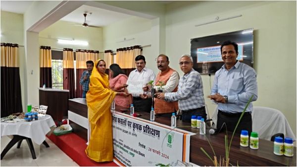 "किसानों ने सीखी औषधीय फसलों की खेती: इंदिरा गांधी कृषि विश्व विद्यालय के प्रशिक्षण कार्यक्रम की सफलता"